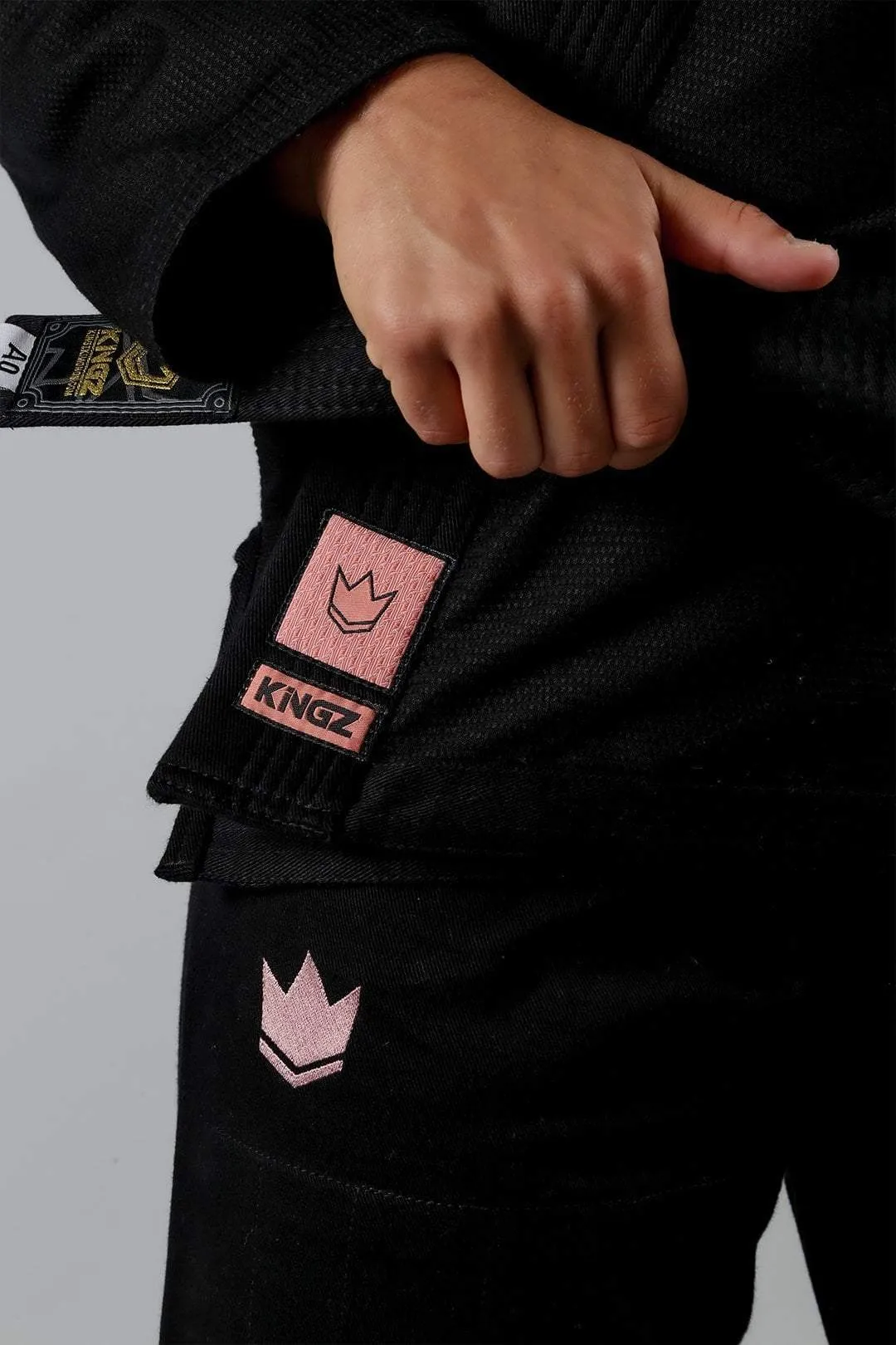 Kimono Femei Brazilian Jiu Jitsu KINGZ The ONE Gi - Negru / Roz Gold - ( Centura Alba Inclusa )